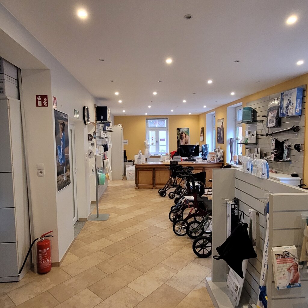 Sanitätshaus Großkrotzenburg von Innen. Rollatoren und andere Hilfsmittel.